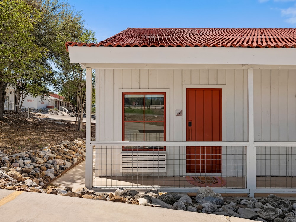 Gruene Outpost River Lodge 3/50