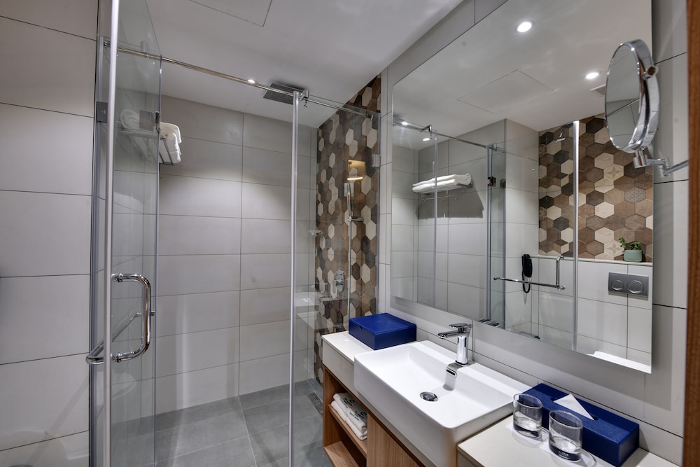غرفة تنفيذية بسرير كينج، Clarion Hotel Khayal Kochi, Infopark 3/3
