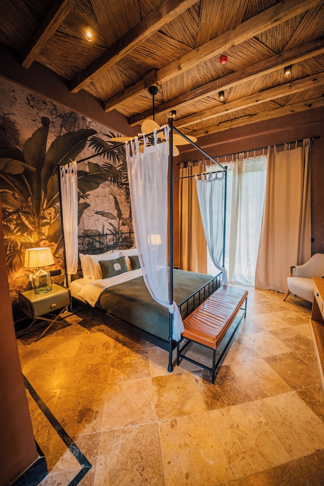 The Remote Hotel 5/44