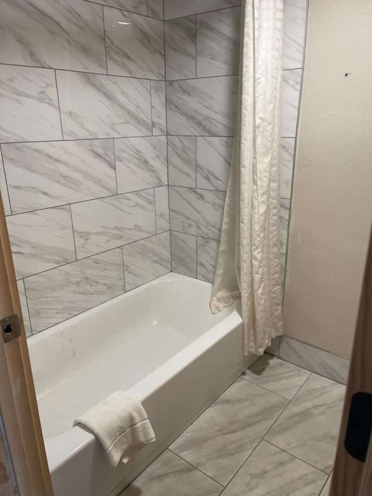 Bear Mount Inn And Suites 39/40