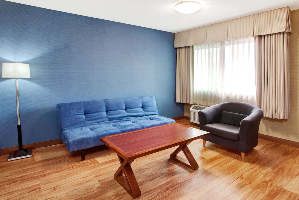 Travelodge by Wyndham Culver City 30/52