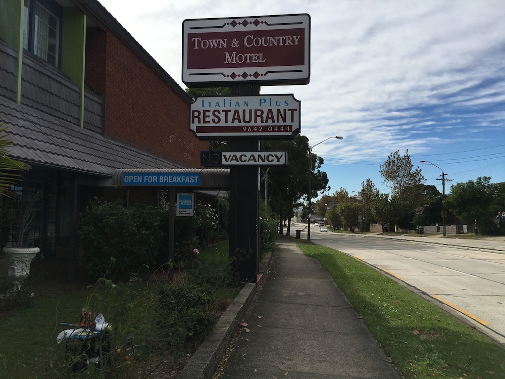 Town & Country Motel 40/42
