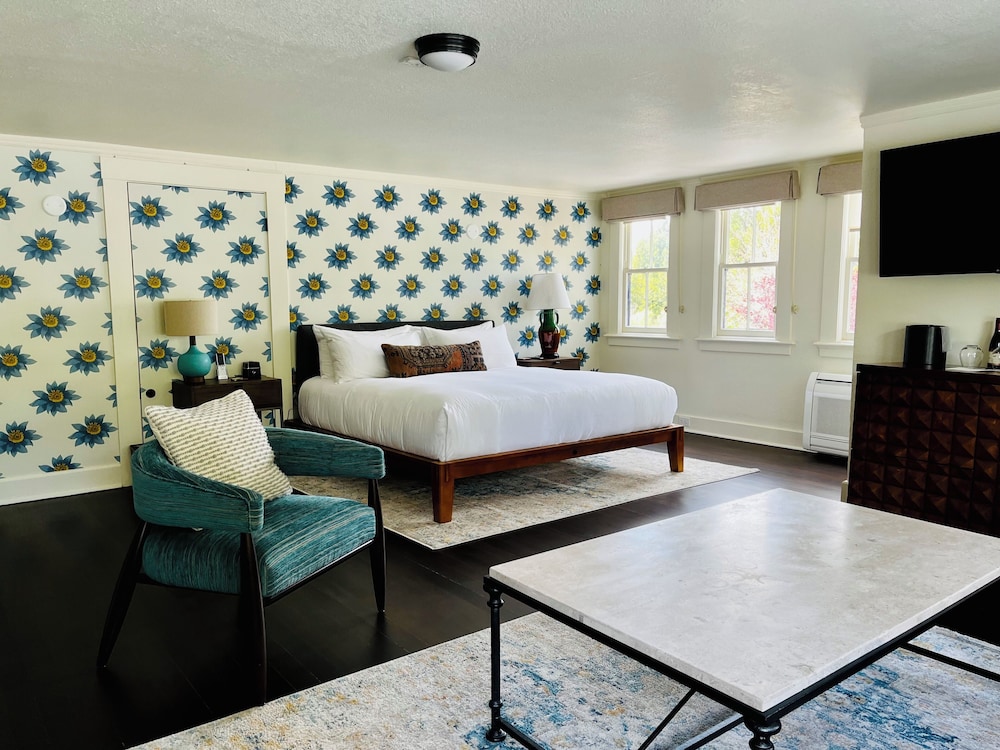 Premier, House, King Bed, Sofa