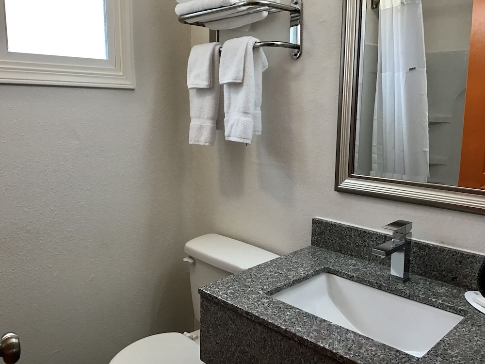 Howard Johnson by Wyndham Spokane 12/25