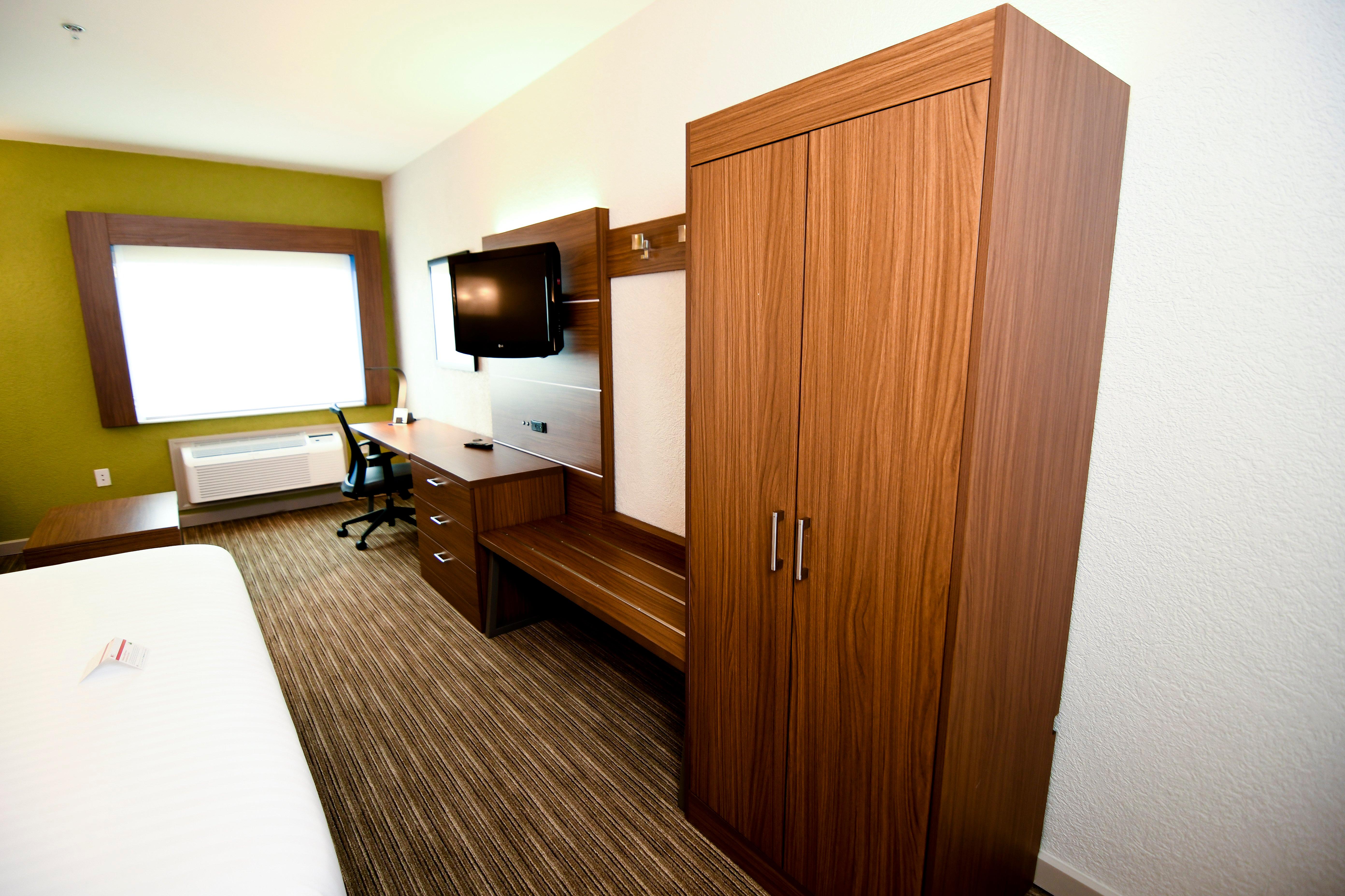 غرفة بسرير كينج، Holiday Inn Express Hotel And Suites Port Clinton Catawba Island 10/10
