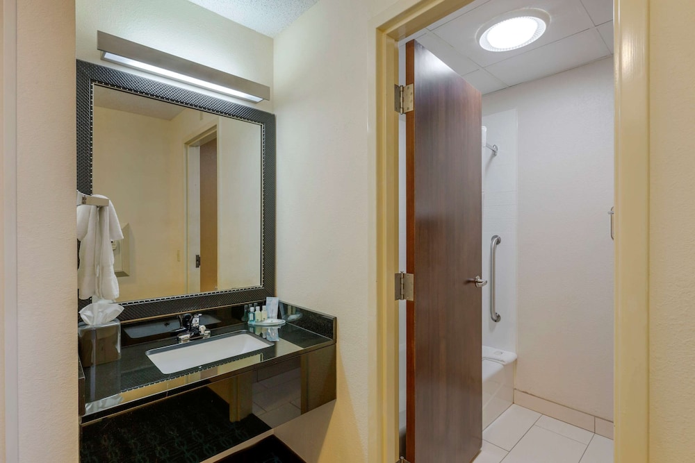 Quality Inn and Suites Sandusky 23/40