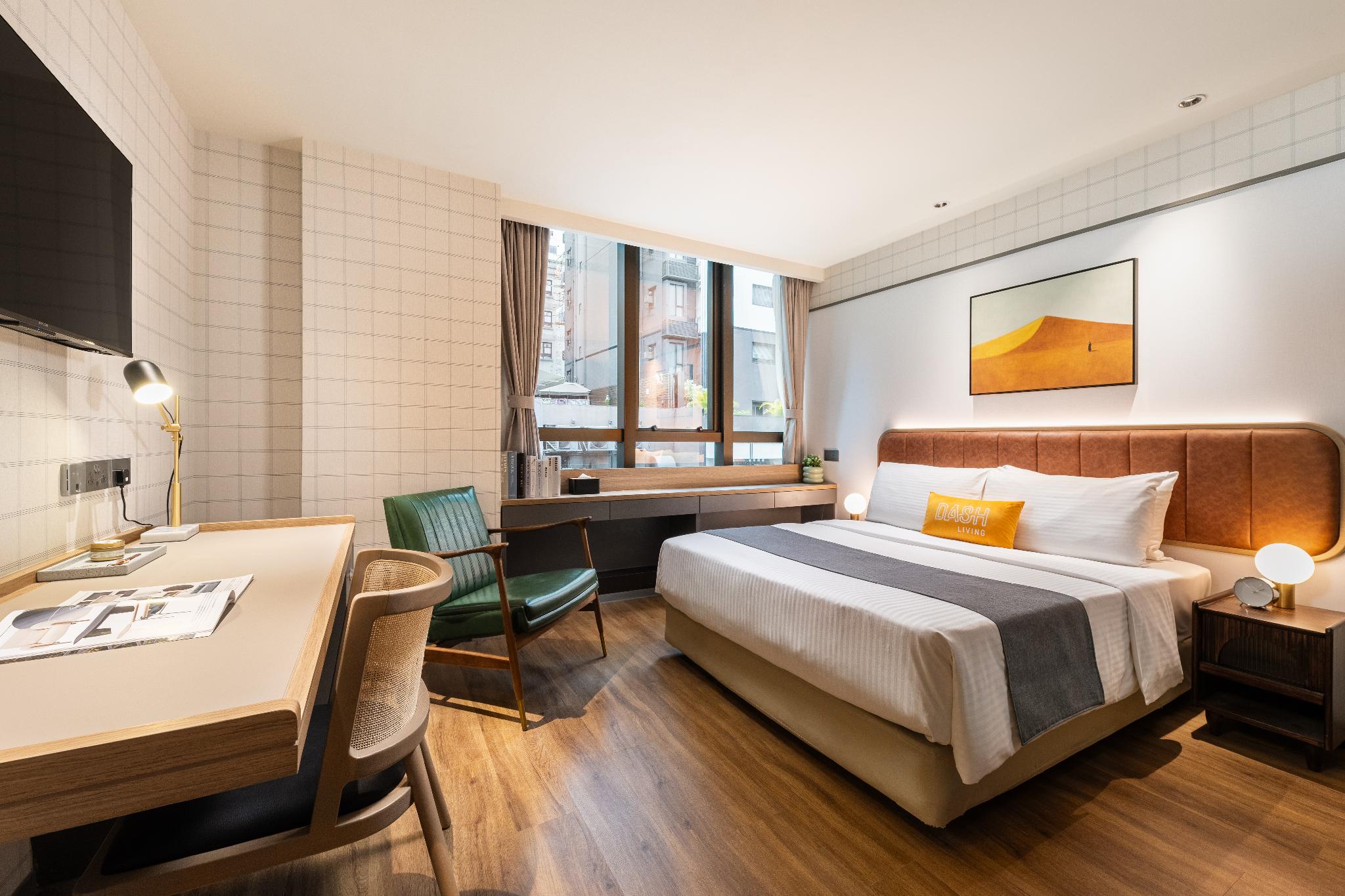 Premier, Queen Bed, Middle Floor