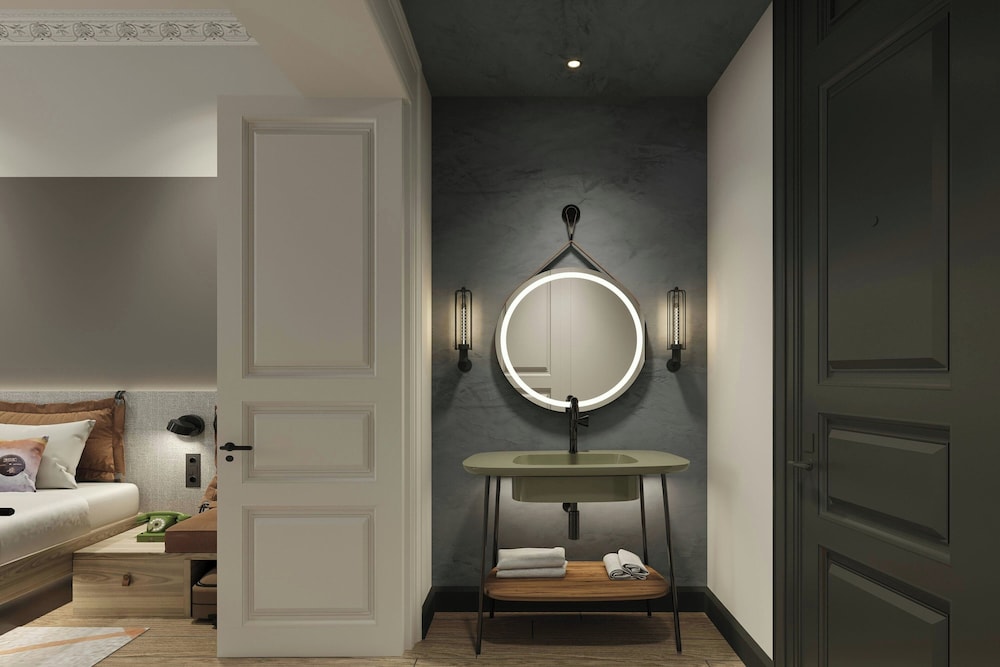 Moxy Istanbul Beyoglu 50/50