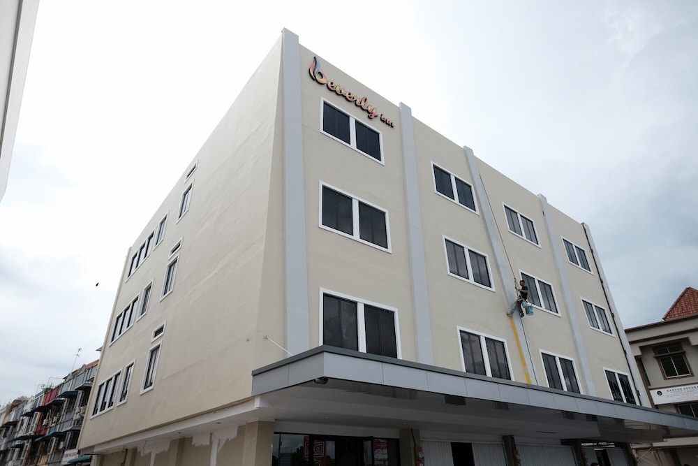 RedDoorz Plus near Ferry Terminal Batam Center 1/23