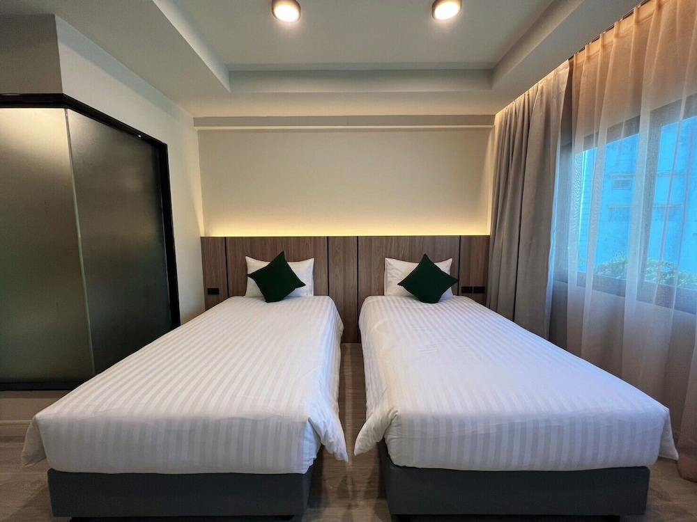 The Old Phuket Karon Beach Resort 23/85