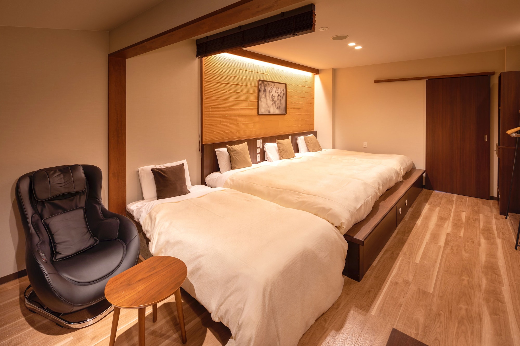 ROOM, 4 BEDS