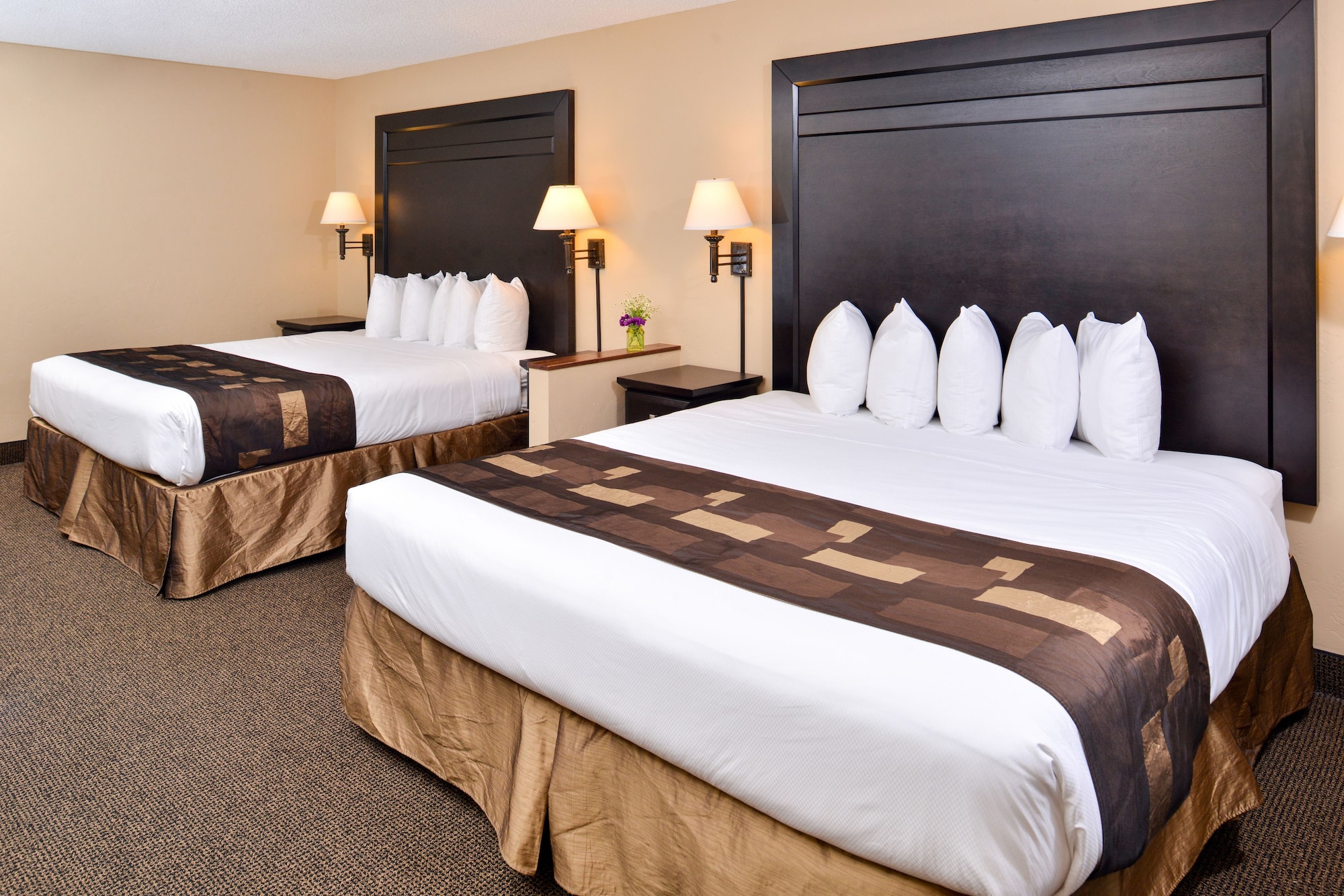 DELUXE, 2 KING BEDS