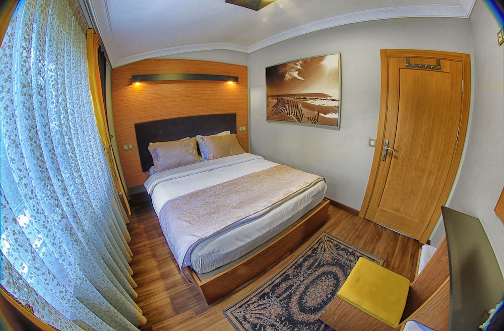 EXECUTIVE, SUITE