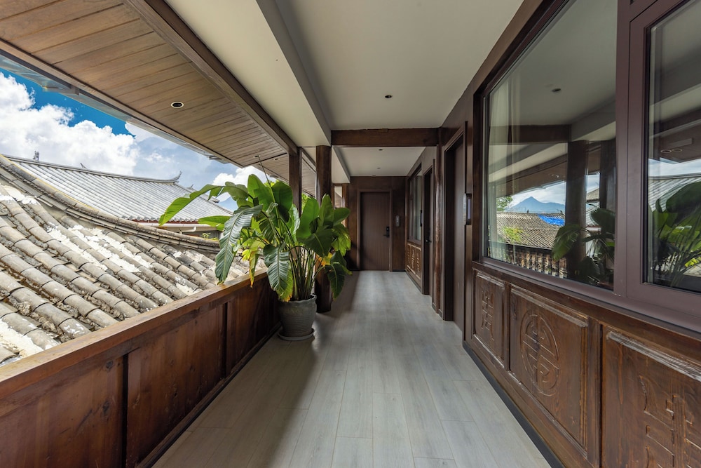 Lijiang Naxi Hereditary Courtyard 8/49