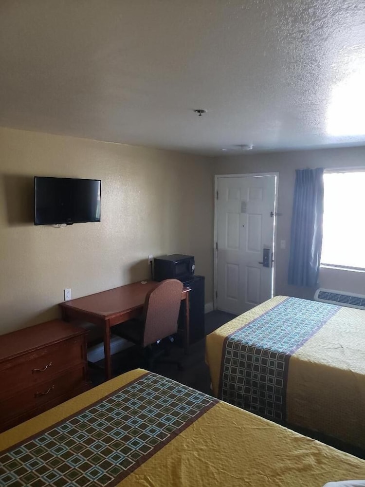 University Inn Fresno 44/48
