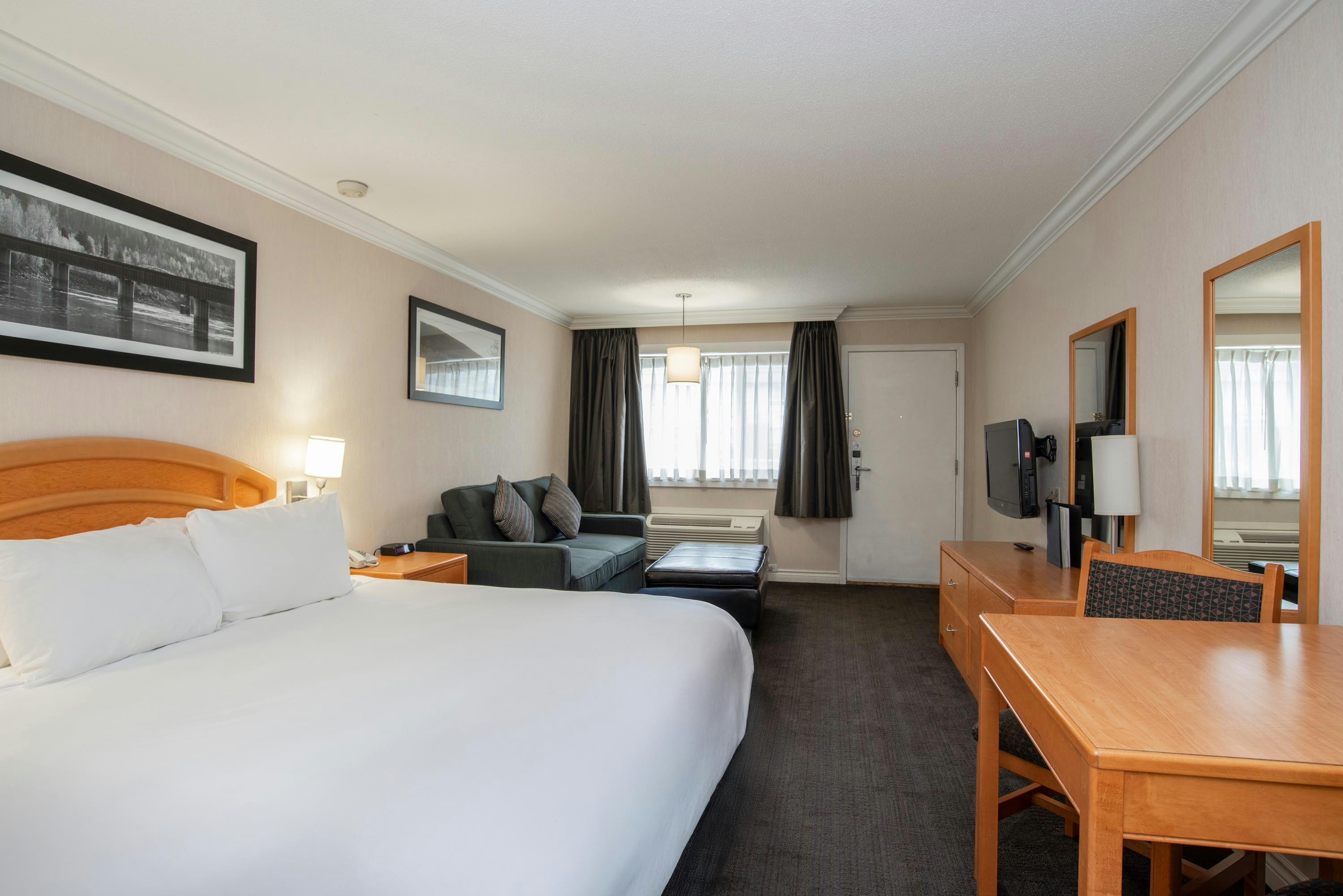 Studio, King Bed, Sofa, Kitchenette, Monashee Building