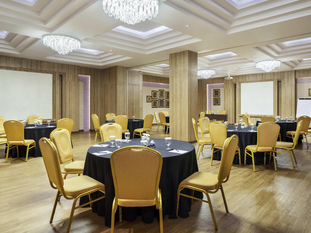 IBIS YOGYAKARTA ADI SUCIPTO 38/54