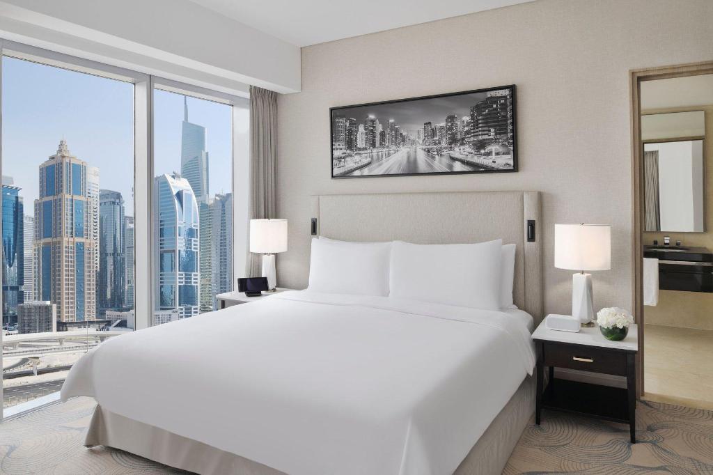 Premier, Suite, King Bed, City View, Sofa, Club Floor