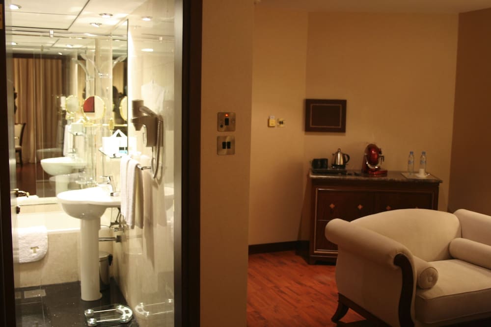 Trianon Hotel 10/63
