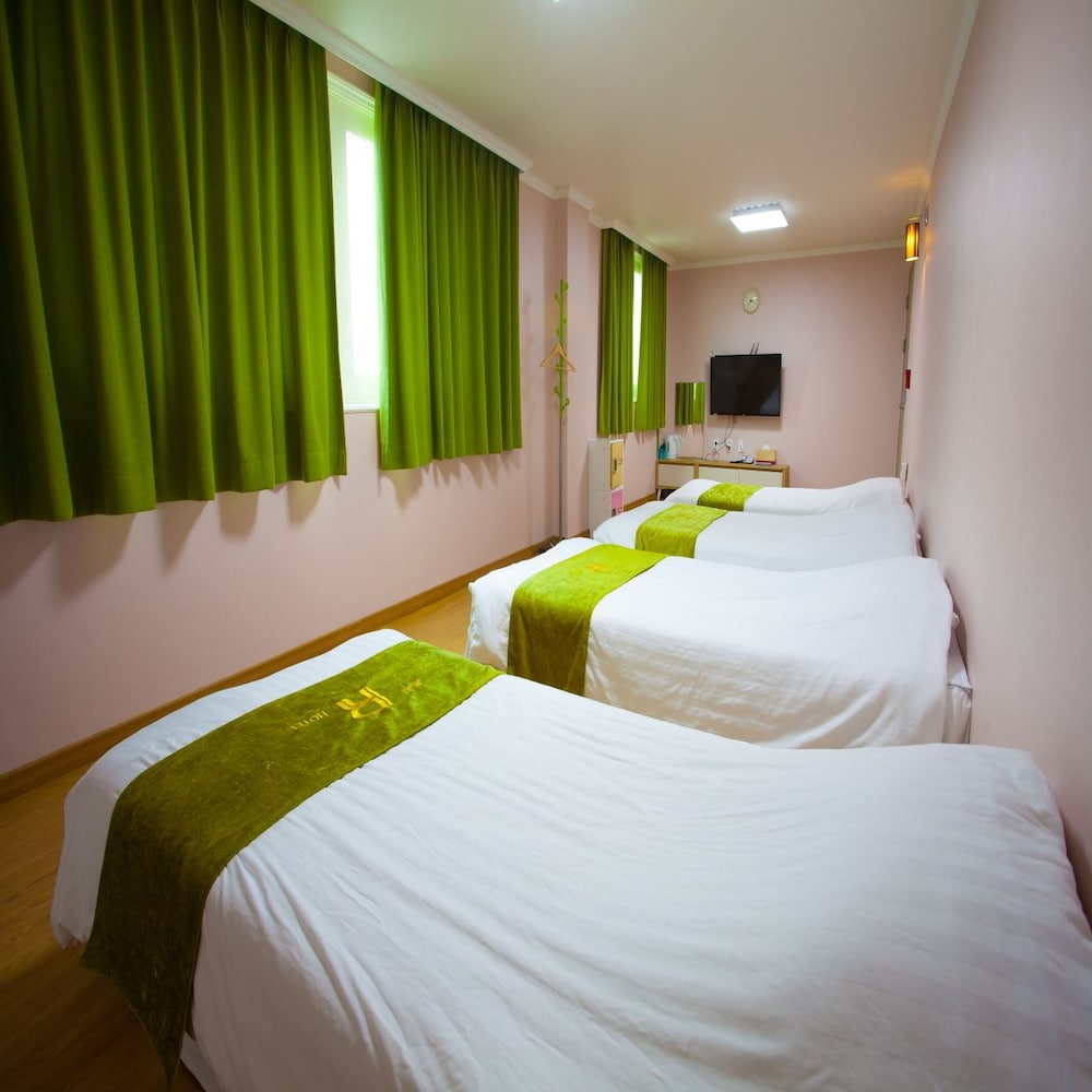 ROOM, QUADRUPLE