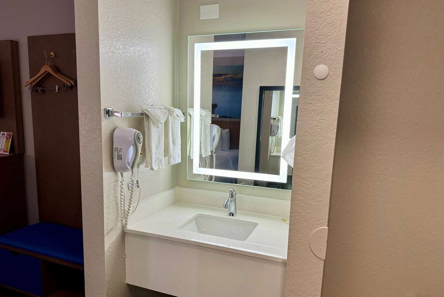 Days Inn by Wyndham Sarasota I-75 11/15