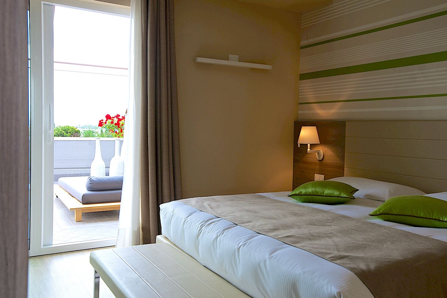 SUITE, LAKE VIEW, JETTED TUB, TERRACE