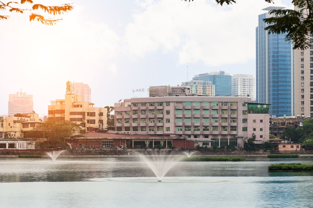 Lake Side Hotel 62/63