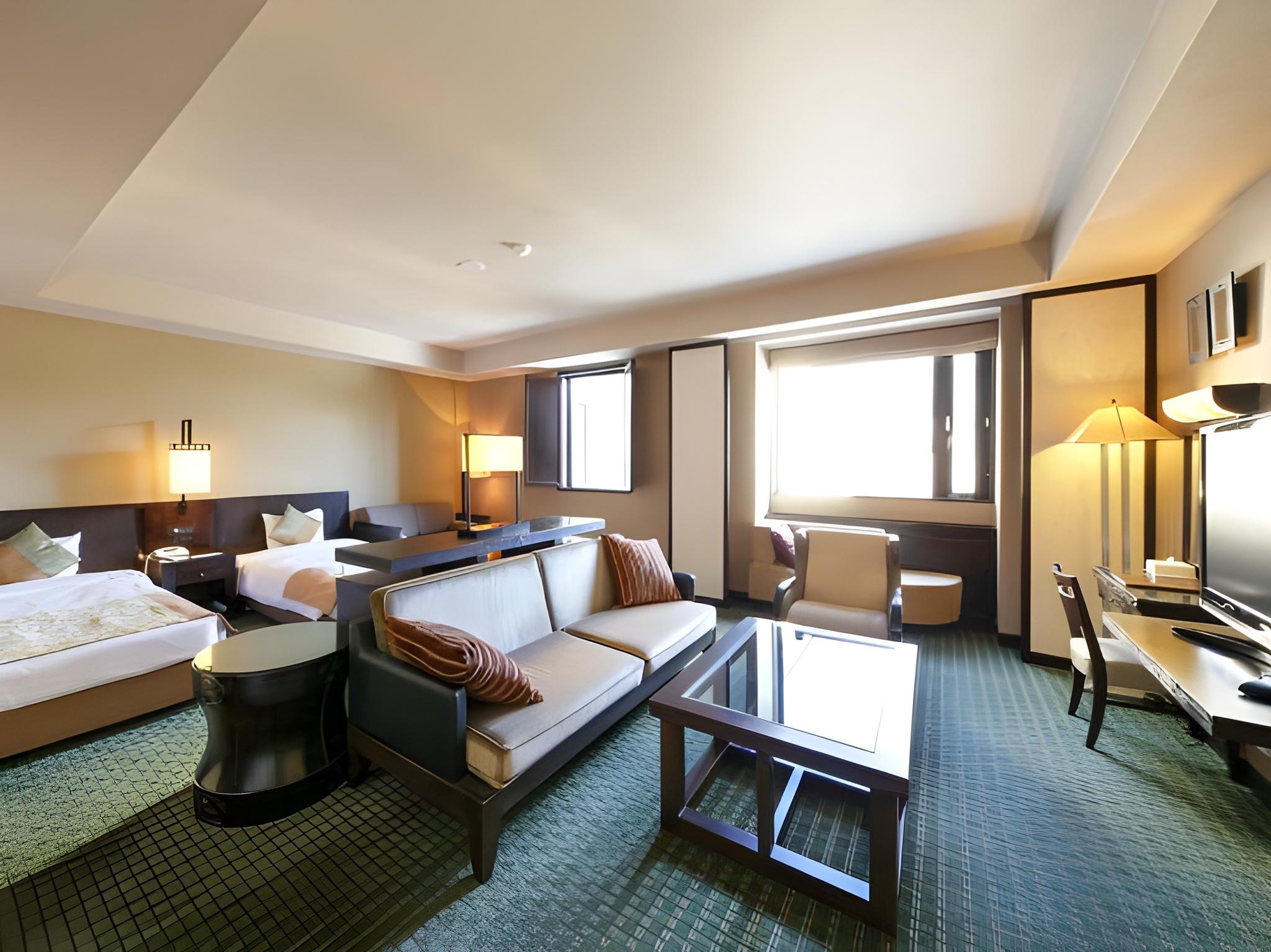 Semi Room, Suite