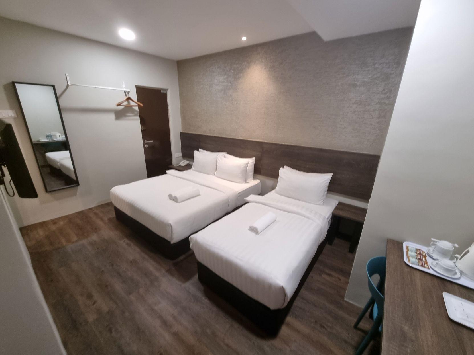 Family, Triple, 2 Double Beds, 1 Queen and 1 Single Bed, No Window