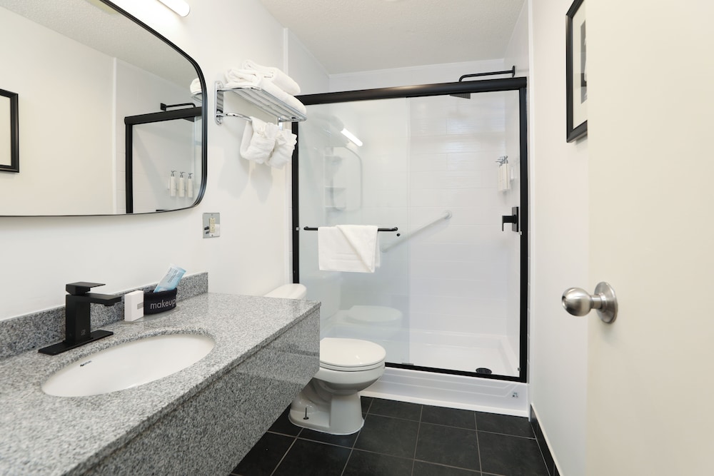 Bayshore Inn Resort And Spa 51/54