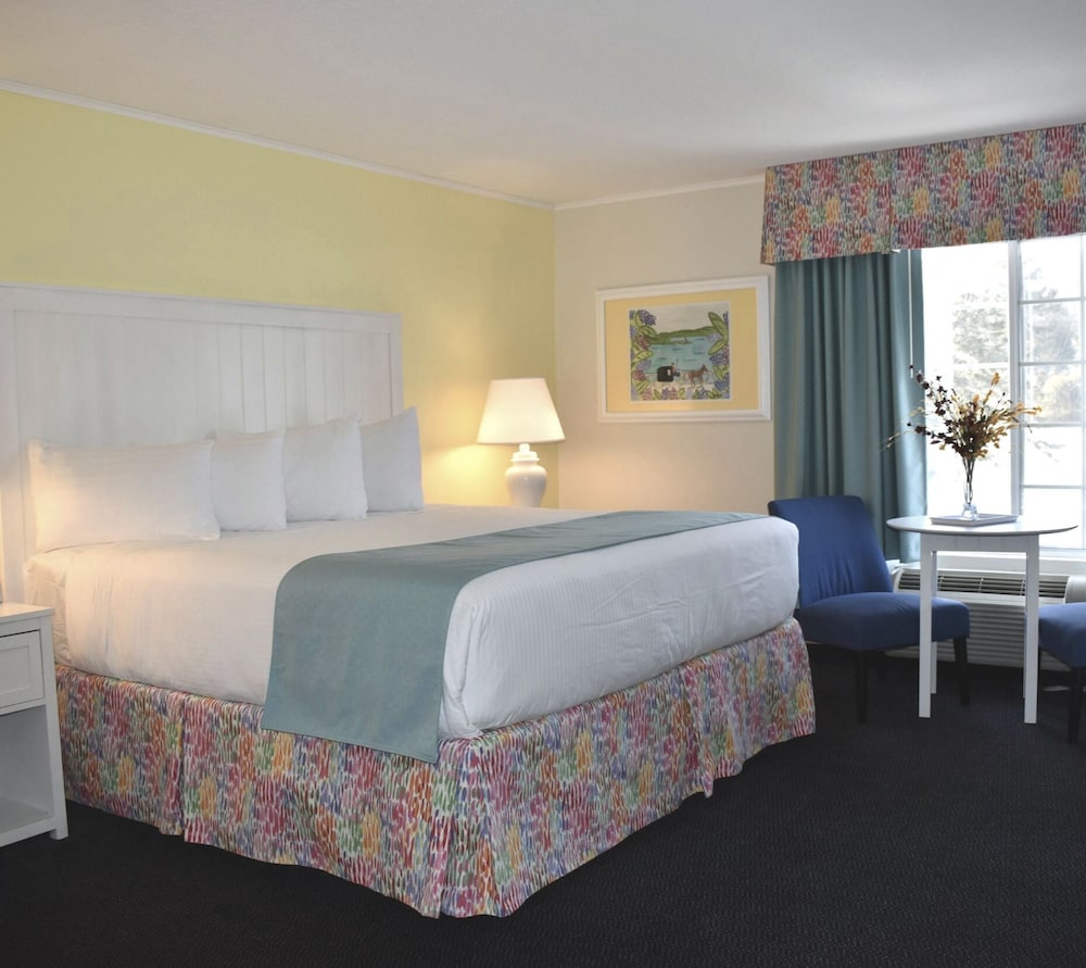 Colonial Inn in Harbor Springs 17/57