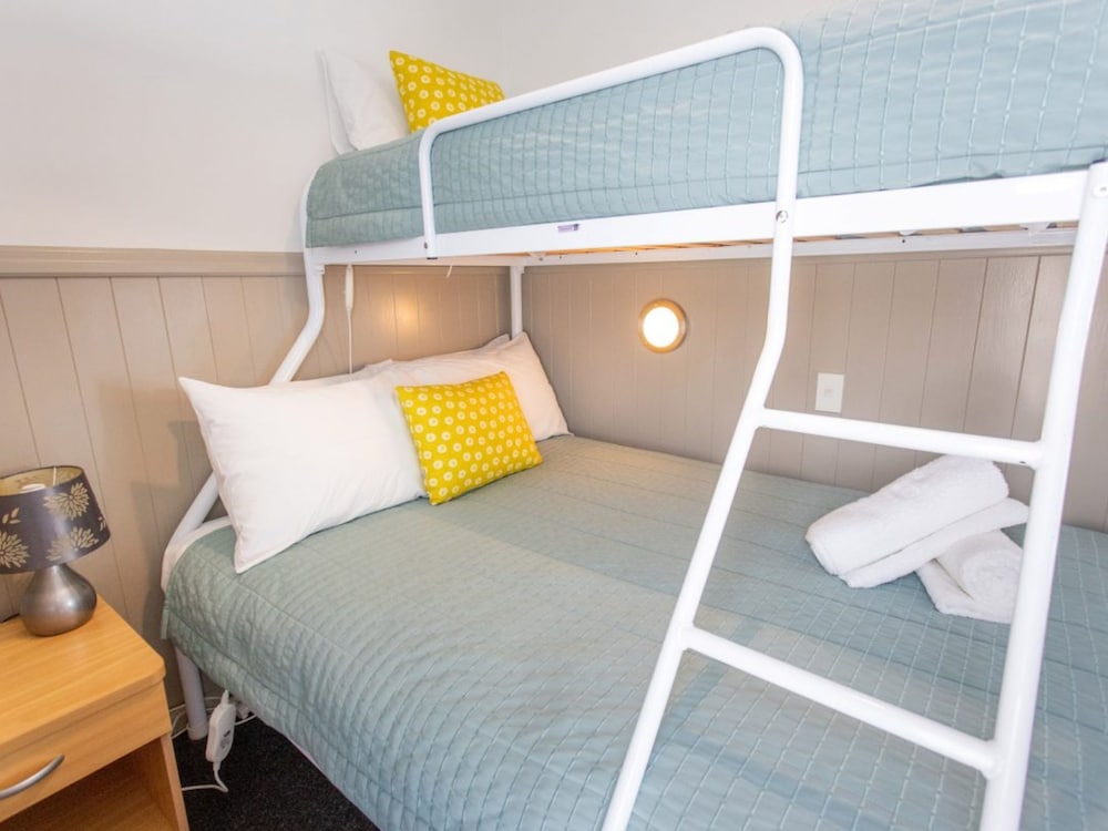 2 Bedrooms, Motel, Bunk Bed, Queen Bed