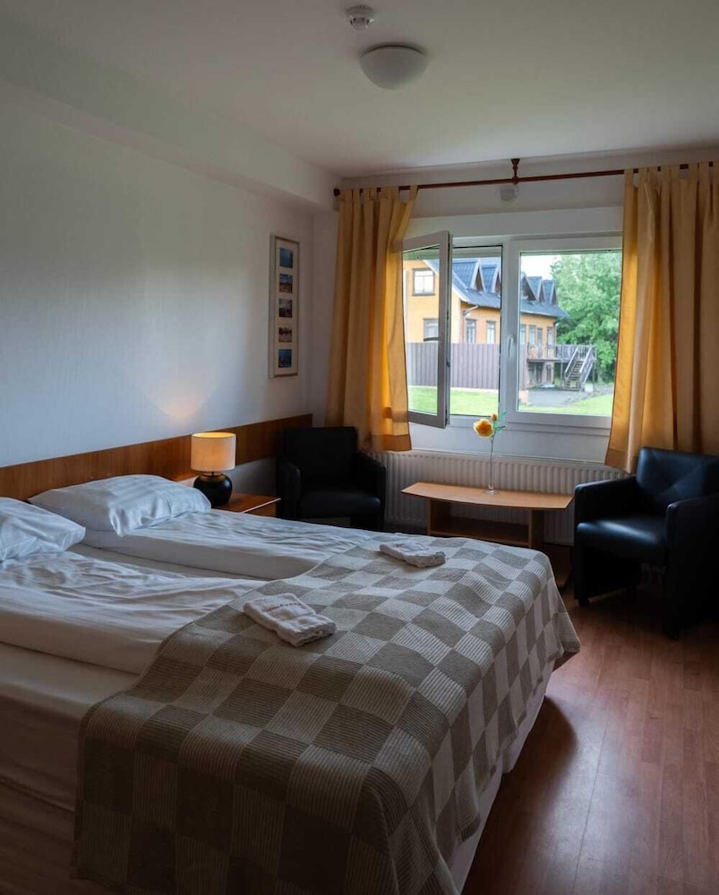 STANDARD, DOUBLE OR TWIN BED, PRIVATE BATHROOM