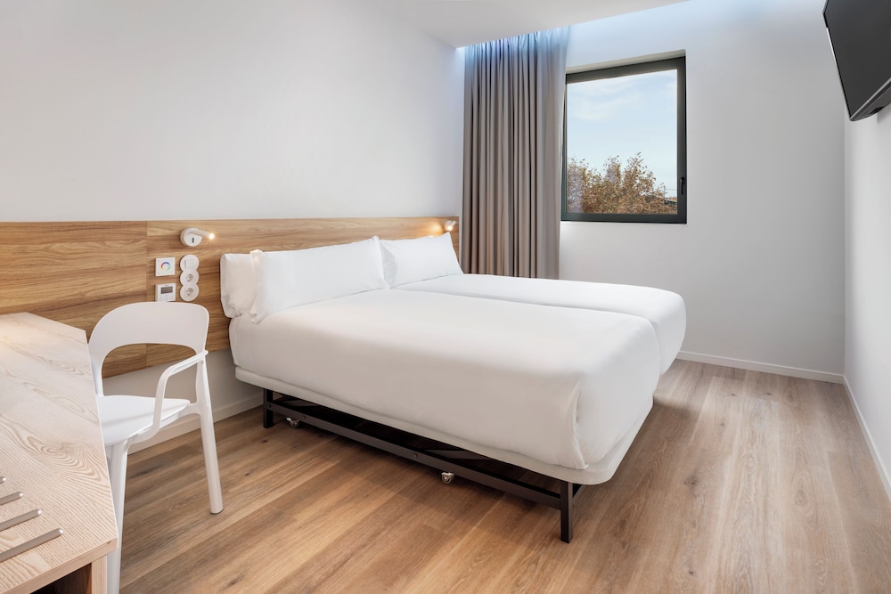 ROOM, TWIN BEDS