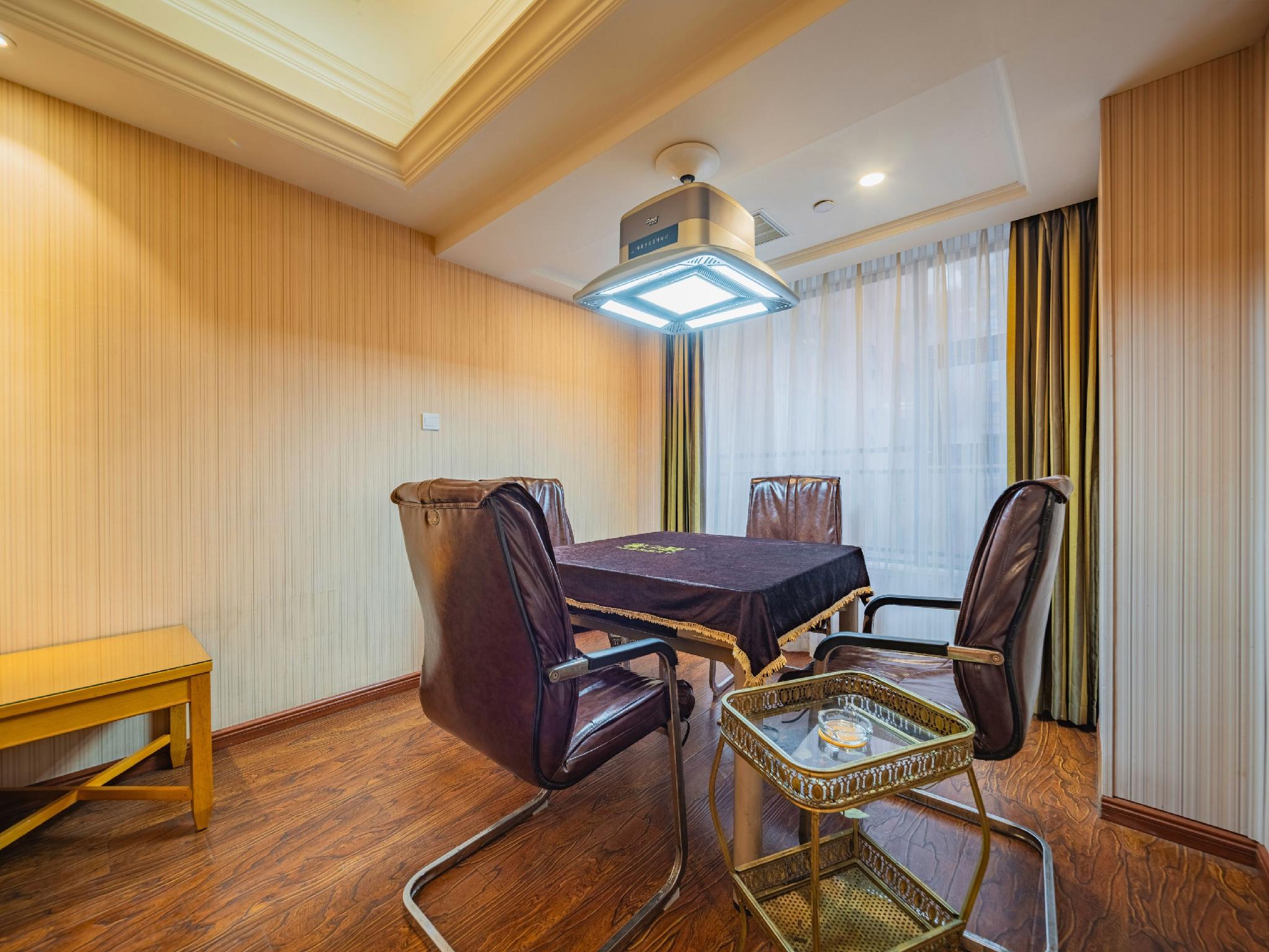 Vienna Hotel (Chengdu Dafeng Metro Station) 39/46
