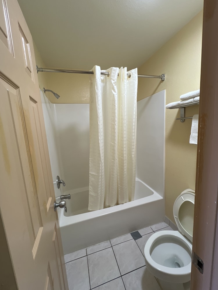 Executive Inn and Suites Lackland AFB 13/17