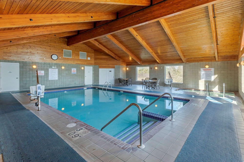 Comfort Inn Suites Jackson West Bend 2/38
