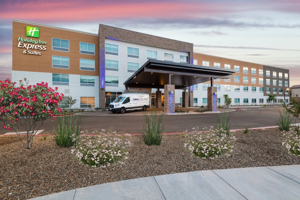 Holiday Inn Express & Suites Phoenix - Airport North 3/71