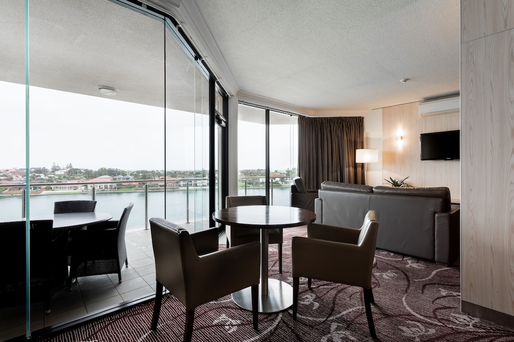Lakes Resort Hotel 28/32