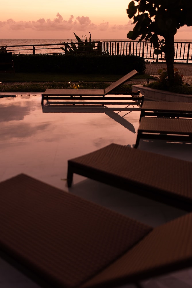 Vogal Luxury Beach Hotel & Spa 46/48