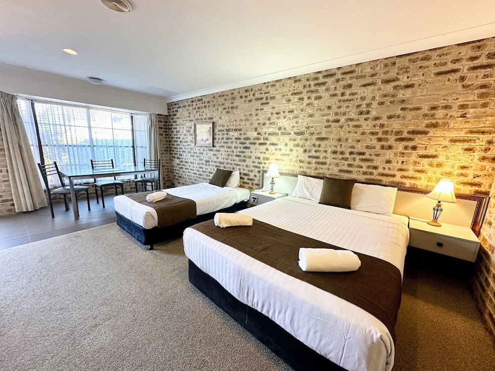 ROOM, TWIN BEDS