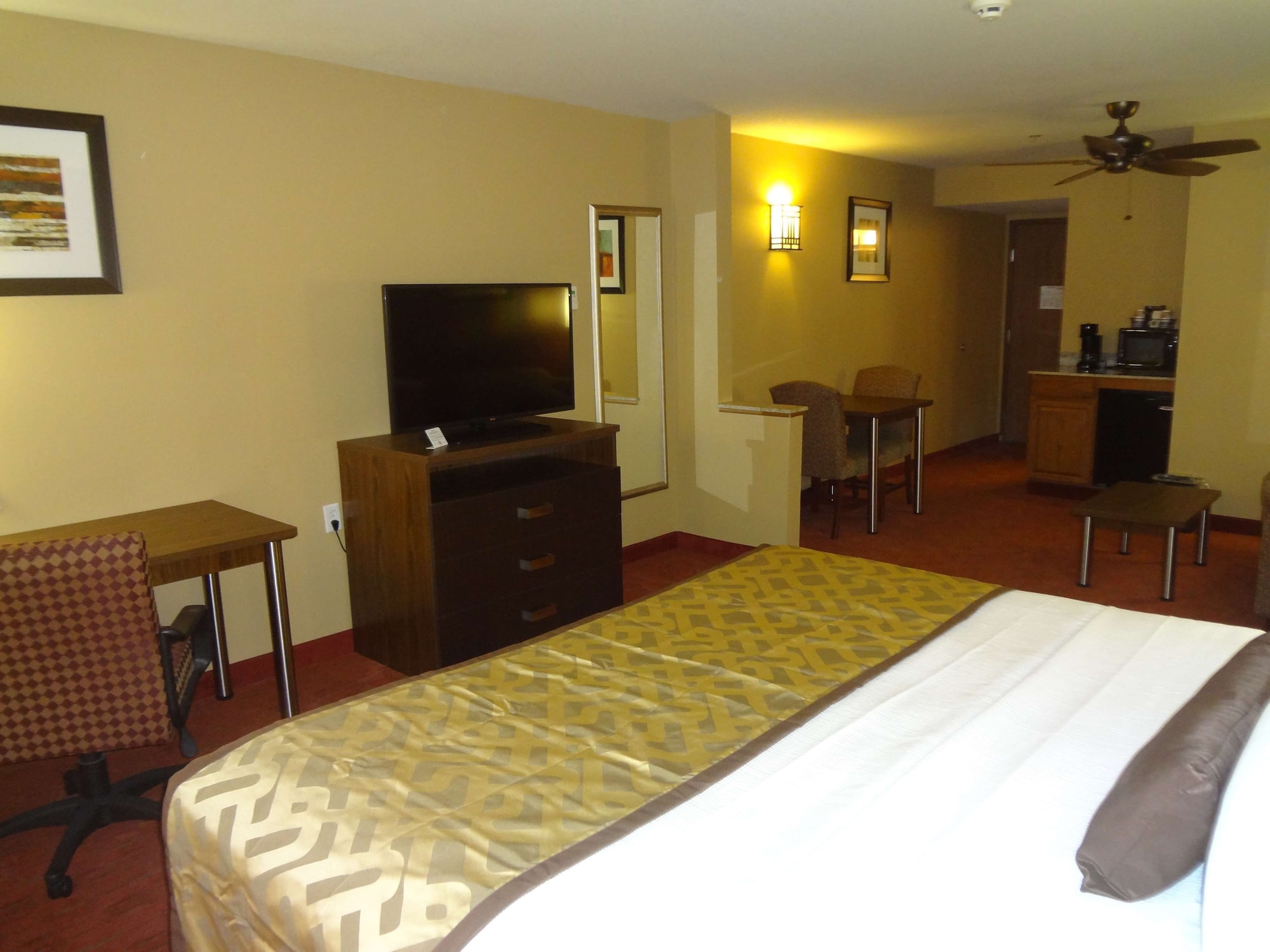 جناح بسرير كينج بحوض جاكوزي، Best Western Plus Woodland Hills Hotel Suites 7/9
