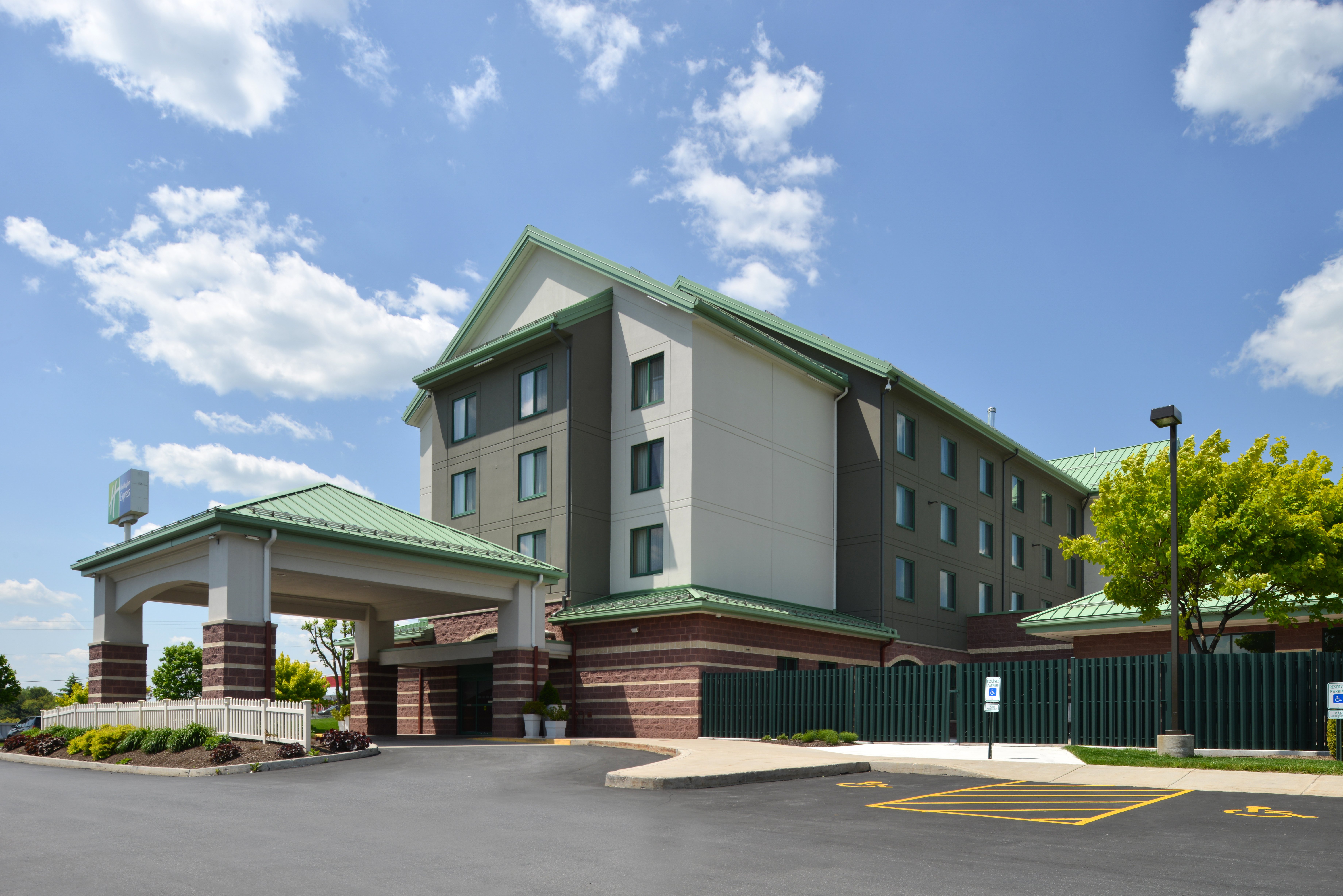 Holiday Inn Express Breezewood 62/67