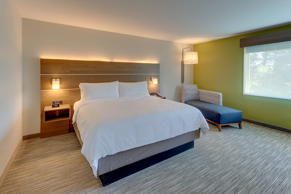 Holiday Inn Express and Suites Roanoke Civic Center 11/34