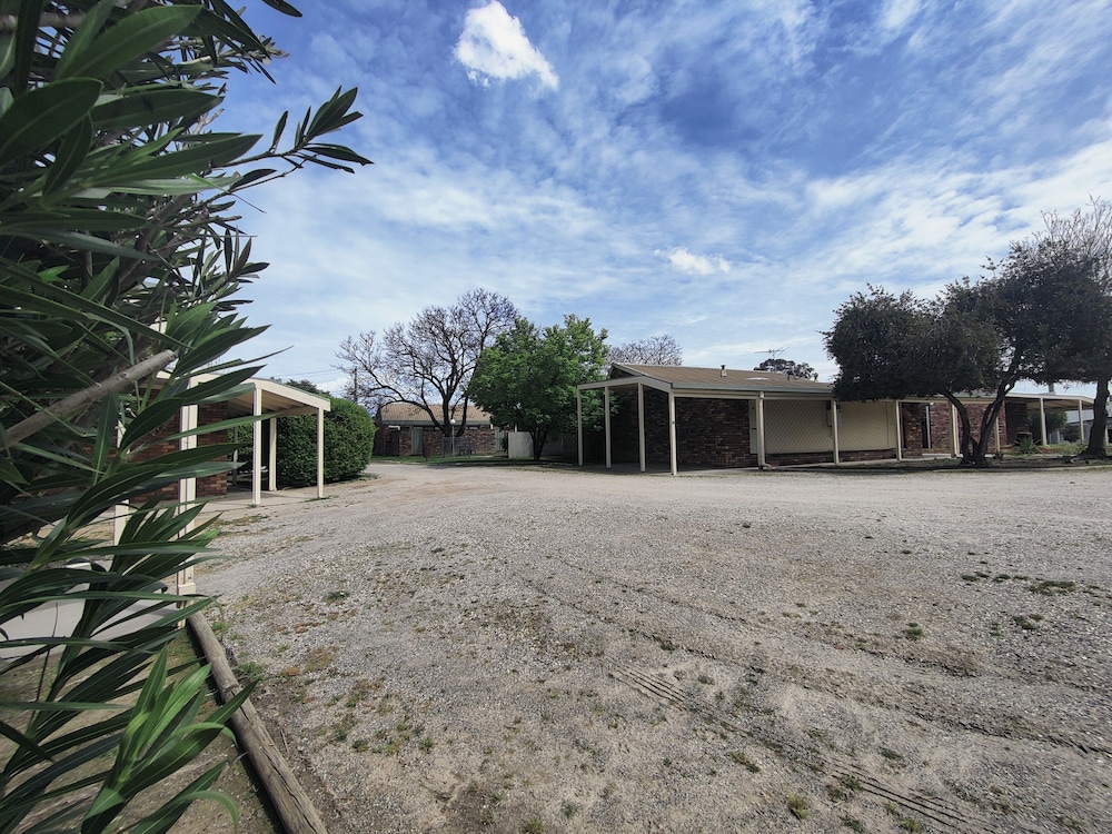 Belvoir Village Motel Apartments 47/57