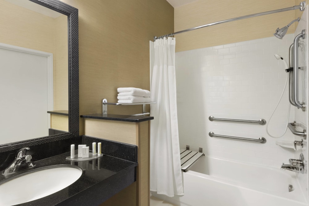 Amerivu Inn Suites Grand Forks 8/21