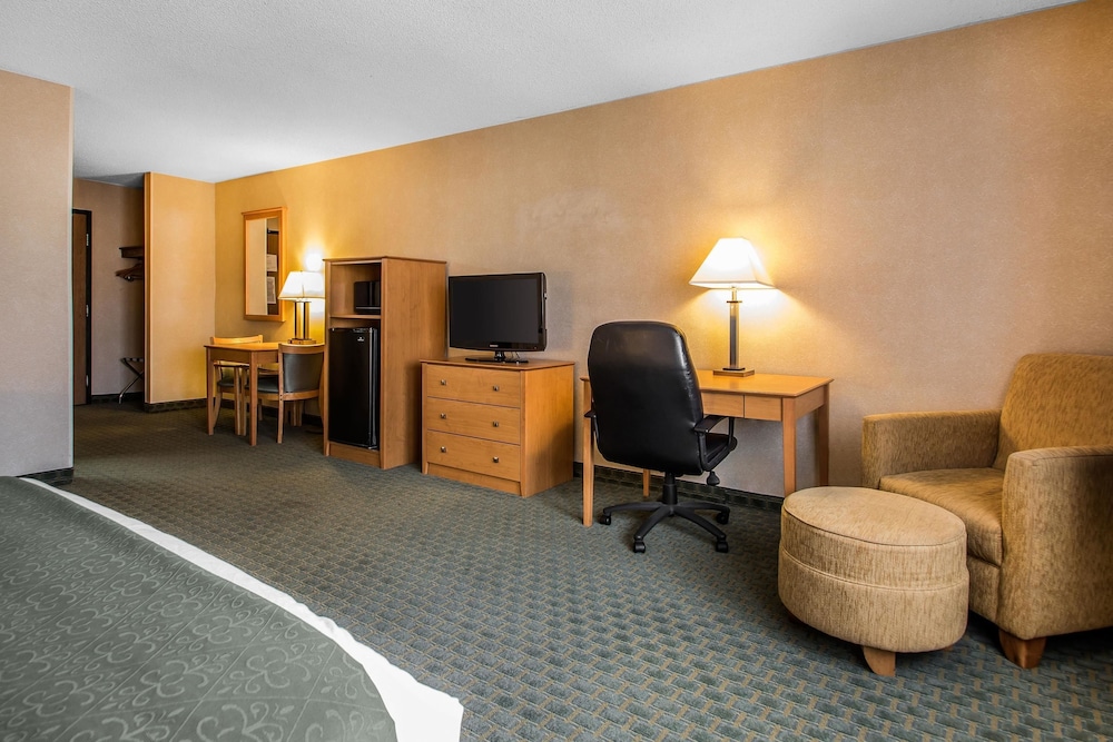 Quality Inn Dubuque On Hwy 20 16/38
