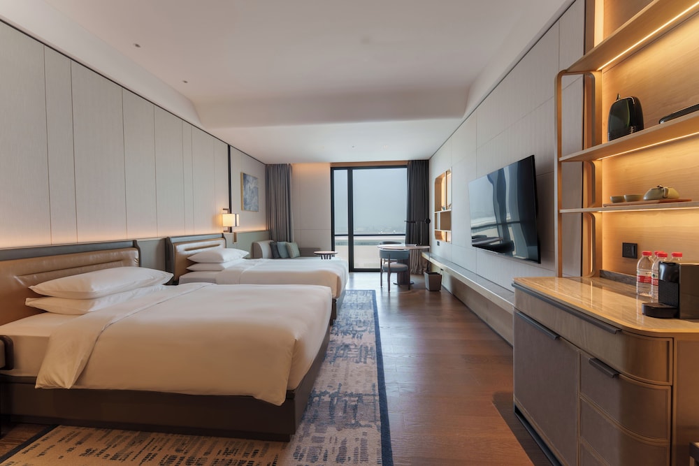 Room, Twin Beds, Airport View