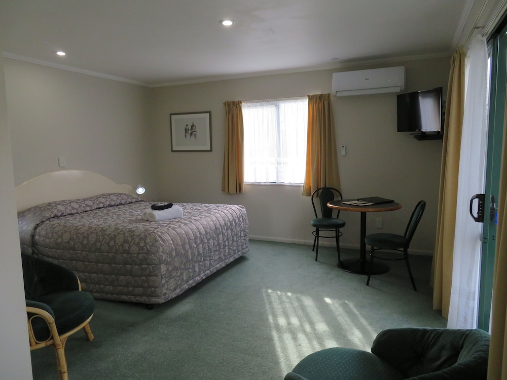 Commodore Court Motel 12/76