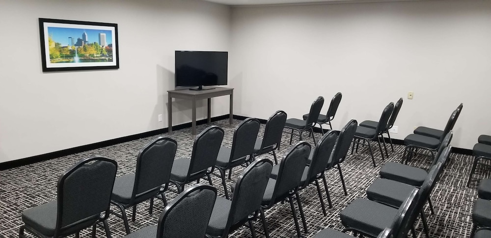 La Quinta Inn and Suites by Wyndham Indianapolis Downtown 46/50